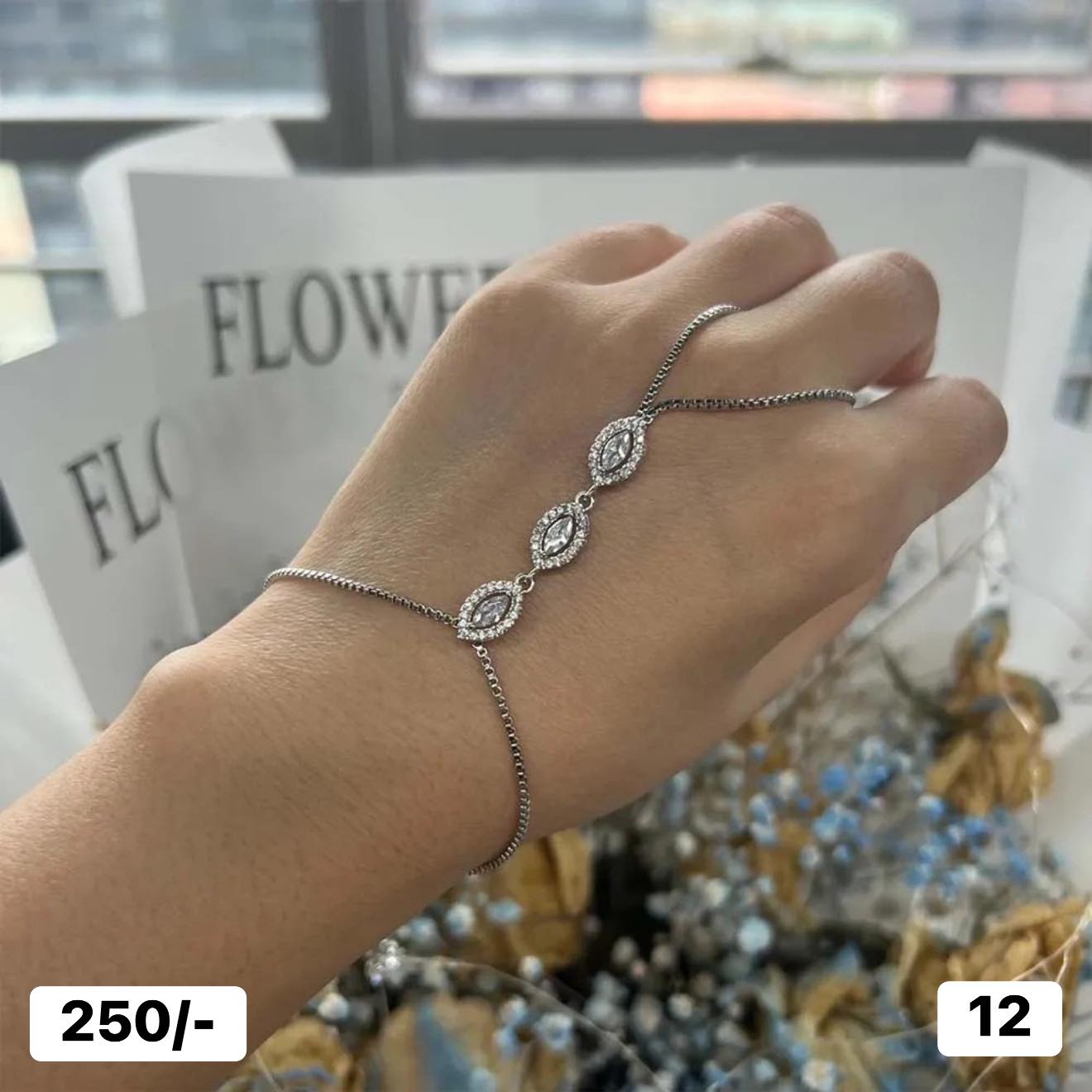 Chained bracelet (all golden color)