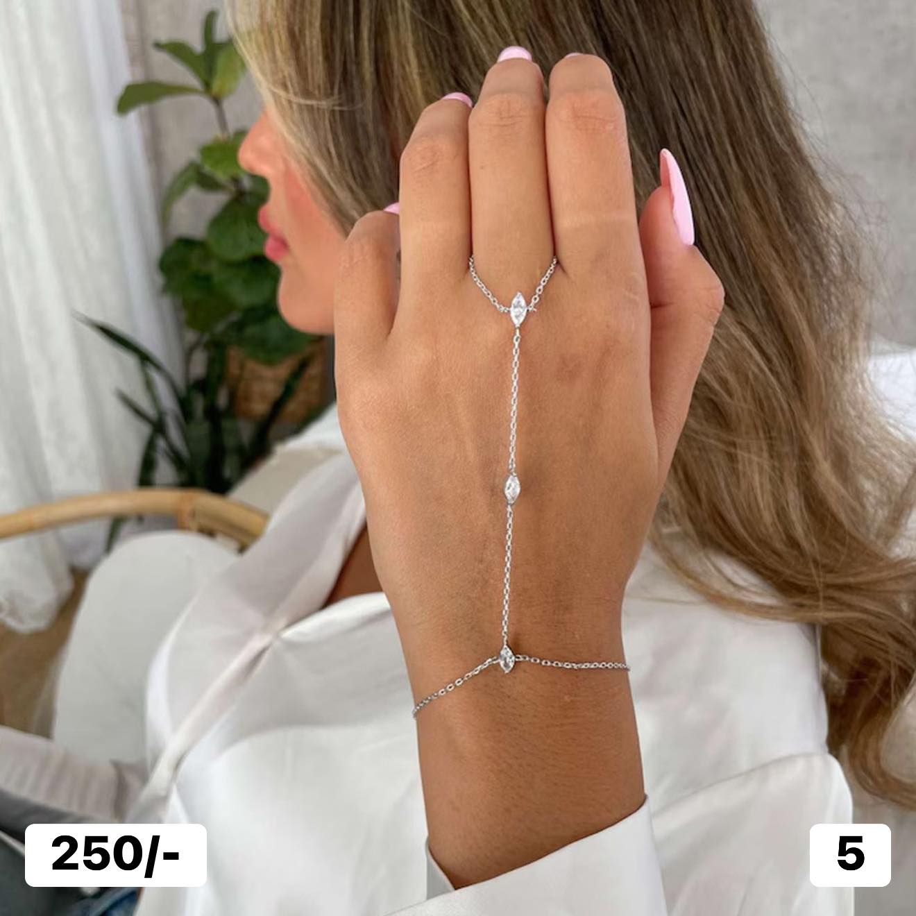 Chained bracelet (all golden color)